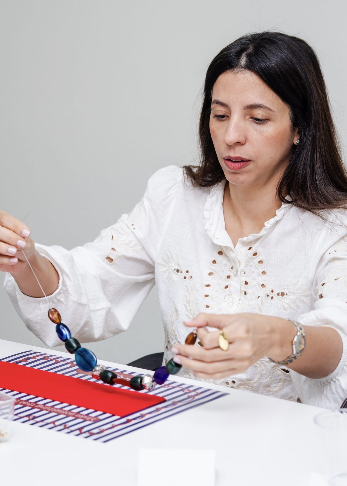 Invitada creando su collar en un evento MAMYNGA