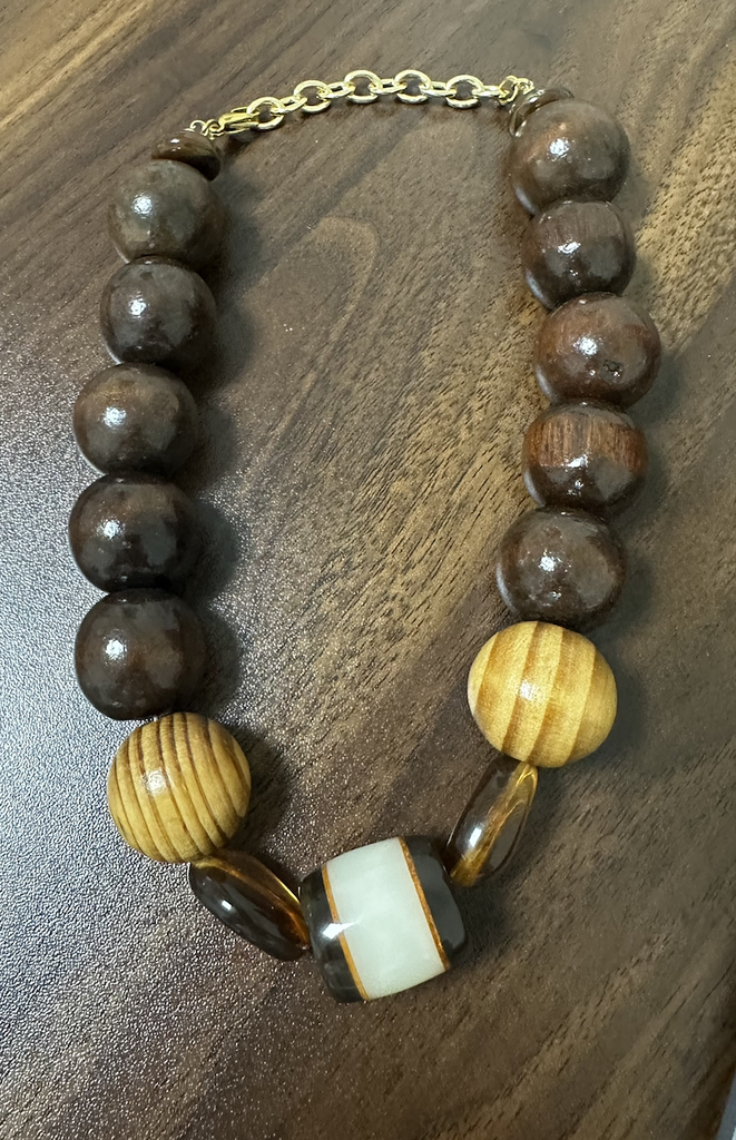 Collar Madera Oscura con Acentos Claros y Ambar